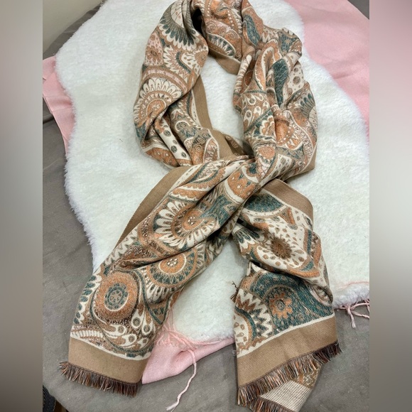 Elegant Paisley Scarf in Neutral Hues - Picture 2 of 7